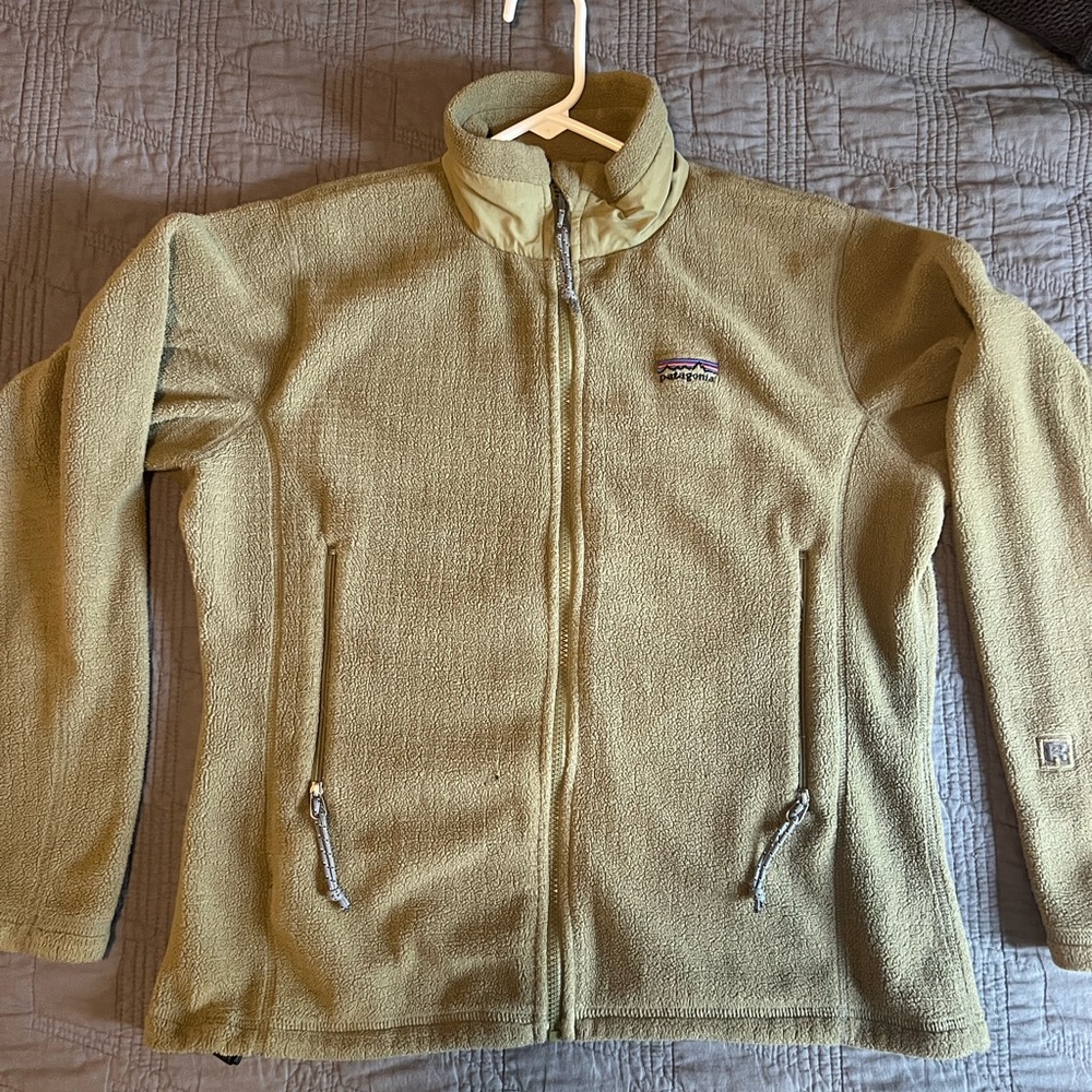 Patagonia Women’s Olive Green Utility Jacket for Outdoor Versatility Medium